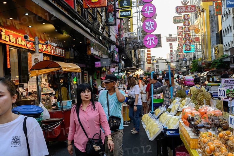 Bangkok, Thailand. February 18th 2025. Busy evening crowds along Yaowarat Road, Chinatown, Bangkok, Thailand