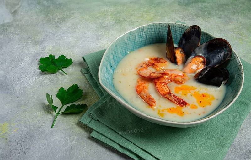 Cream soup, chowder with mussels and shrimp, American cuisine, homemade, no people
