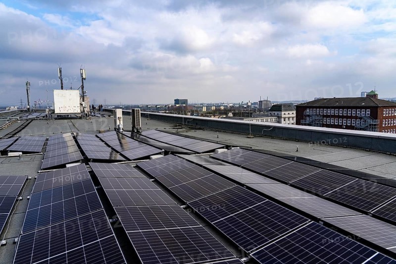 Photovoltaic system on the roof of the Heinz-Nixdorf-Berufskolleg in Essen, 170 modules deliver an output of 76.5 kWp, part of EON's SmartQuart project