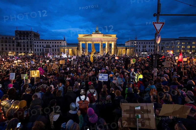 Overview of the demonstration in front of the Brandenburg Tor under the motto Sea of lights against the shift to the right . The demonstration is directed against the general shift to the right in Germany by the AfD and CDU, among others, and in the USA by Donald Trump and Elon Musk, among others. Berlin, 25.01.2025