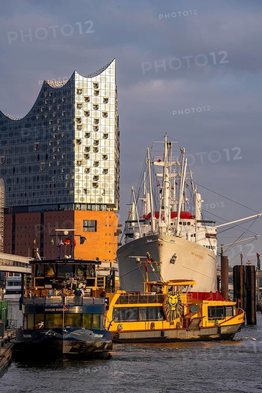 Port of Hamburg, St. Pauli Landungsbrücken, HADAG harbour ferries, Elbe Philharmonic Hall, Hamburg. Germany