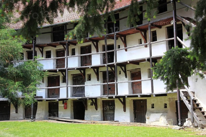 Fortified church of Tartlau, Prejmer, over 270 chambers on four floors are built into the interior of the castle walls, which served as a refuge and storage space for the villagers during sieges, one of the best-preserved fortified churches in Transylvania, Romania