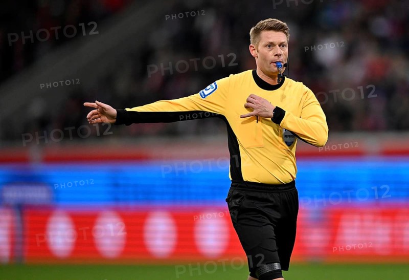 Referee Referee Christian Dingert Gesture Gesture Reaches into breast pocket and pulls yellow card Yellow warning Voith-Arena, Heidenheim, Baden-Württemberg, Germany