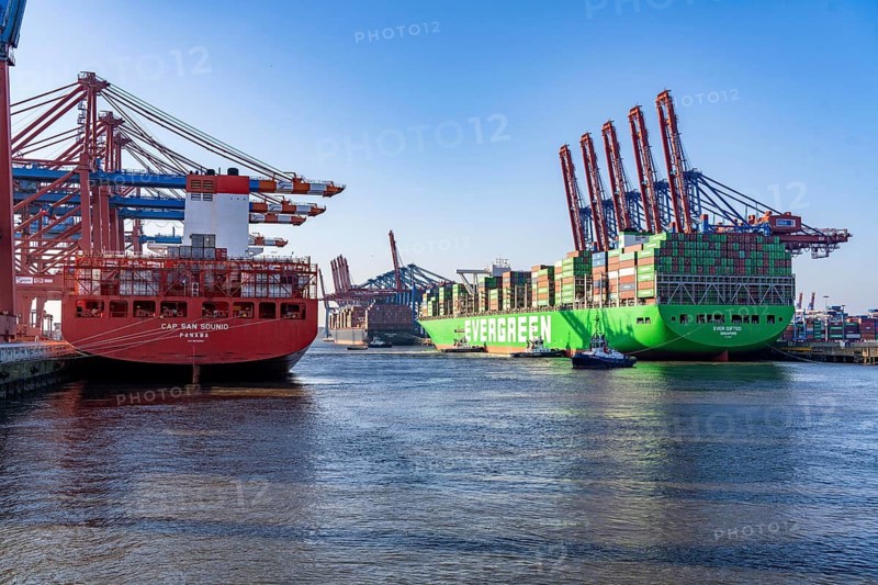Container ship Ever Gifted, arriving at the port of Hamburg, Waltershofer Hafen, HHLA Container Terminal Burchardkai, 4 harbour tugs manoeuvre the ship to the quay, shipping company Evergreen, Singapore, 399 m long, can transport over 20, 000 containers, Hamburg, Germany
