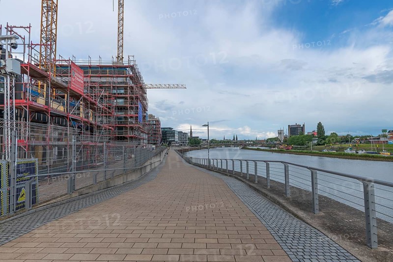 Overseas island, future urban district on the Weser, Hanseatic city of Bremen, urban development, port development, overseas city, construction cranes, building construction, civil engineering, construction progress, new construction, district development, urban planning, architecture, residential construction, mixed use, waterfront, industrial wasteland, infrastructure, development, revitalization, concrete construction, steel construction, construction cranes, construction construction, construction construction, future, real estate development, sustainable construction, urban development, construction project, construction site view, Germany