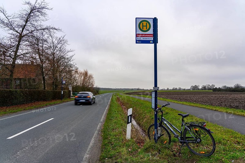 Bus stop Telges/Kerkmann, in the countryside, near Sendenhorst, line R55, RVM Regionalverkehr Münsterland, from Ahlen to Sendenhorst, parked bicycle, the bus runs every hour on weekdays, at weekends only on request by Taxi Bus, Münsterland