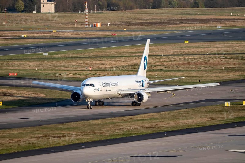 Challenge Airline, Boeing 767-3G5 cargo plane, after landing at Cologne-Bonn airport, intercontinental train, 13L-31R, 3, 815 meters long, North Rhine-Westphalia, Germany