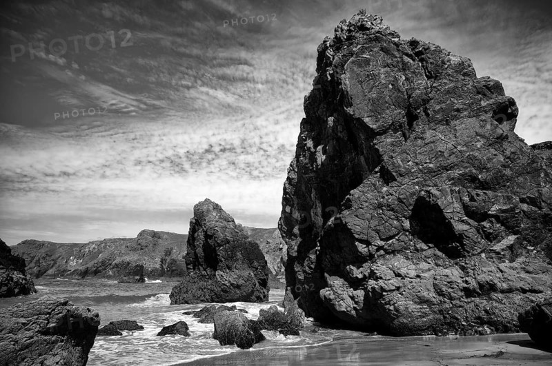 Surf, coastal landscape, coast, rock formations, rocks, sandy beach, beach, sea, Kynance Cove, Mount's Bay, Lizard Peninsula, peninsula, black and white, Cornwall, England, Great Britain, Great Britain