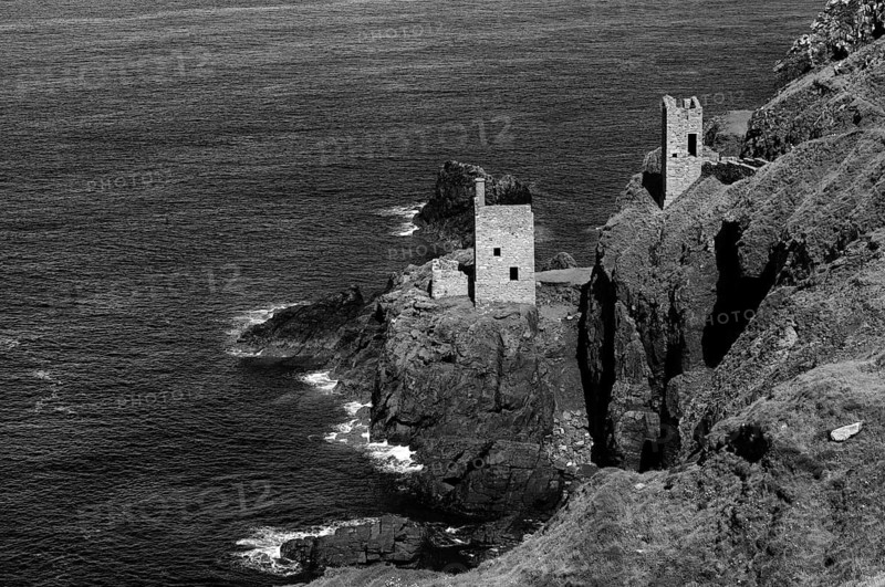 Ruin, Crown Mine engine houses, Botallack Tin Mine, tin mine, tin mine, mining, Pendeen, Trewellard near St Just in Penwith, black and white, coast, cliffs, Cornwall, England, Great Britain, Great Britain