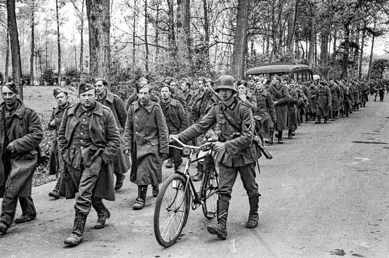Historische Luftaufnahme Französische Kriegsgefangene in der Nähe von Amiens, Frankreich, Sommer 1940
