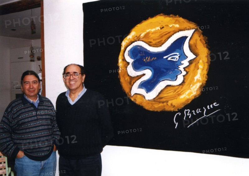 M. Agahian et M. Israël, devant une tapisserie inspirée d'une oeuvre de Georges Braque (Hécate)