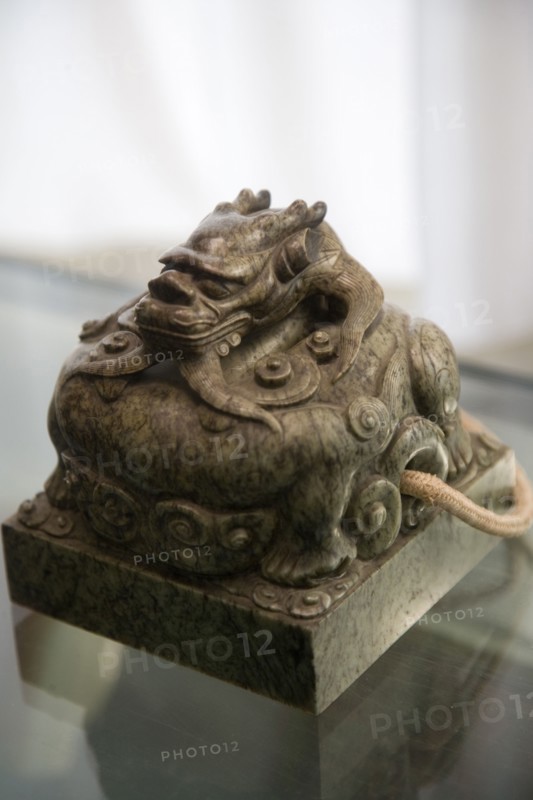 China / Beijing / the Forbidden City / Forbidden City / Palace / Dragon / Sculpture / Relic / Day / Indoors / Chinese Culture / Tradition / Traditional Culture / Travel / Tour / Capital / Capital cities / History / Historical / Historic / Ancient / Imperial / Vertical / Photography / Colour / Color Image / Influnce / Power / Imperial Jade Seal / Gems / Seal / Stamper