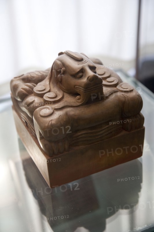 China / Beijing / the Forbidden City / Forbidden City / Palace / Dragon / Sculpture / Relic / Day / Indoors / Chinese Culture / Tradition / Traditional Culture / Travel / Tour / Capital / Capital cities / History / Historical / Historic / Ancient / Imperial / Vertical / Photography / Colour / Color Image / Influnce / Power / Imperial Jade Seal / Gems / Seal / Stamper