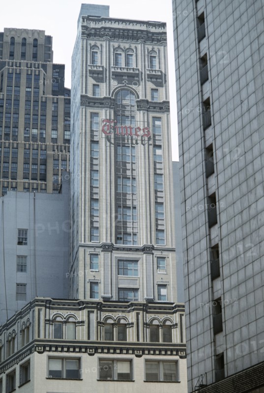 Cuchi White, Peinture murale de Richard Haas représentant le Times Building à New York