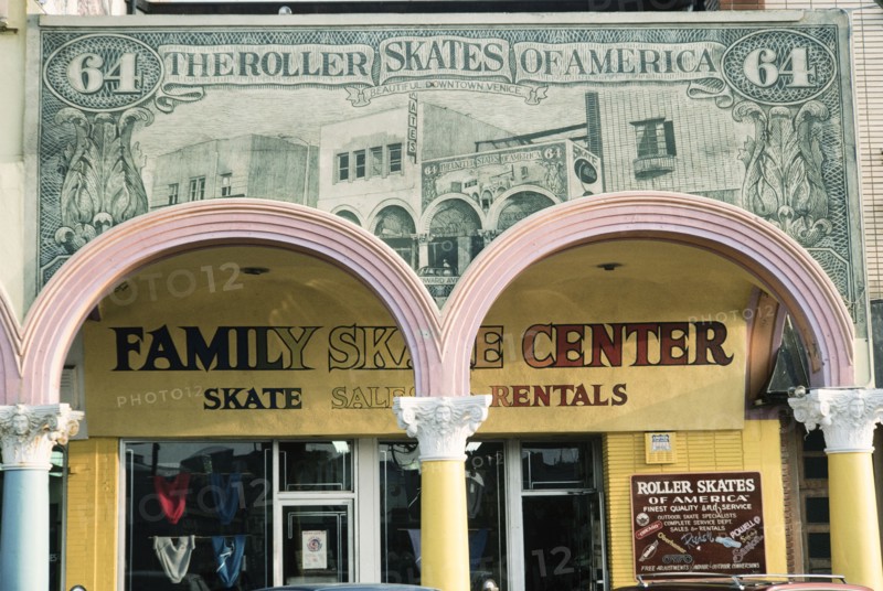 Cuchi White, Façade du Family Skate Center à Venice Beach, 1983