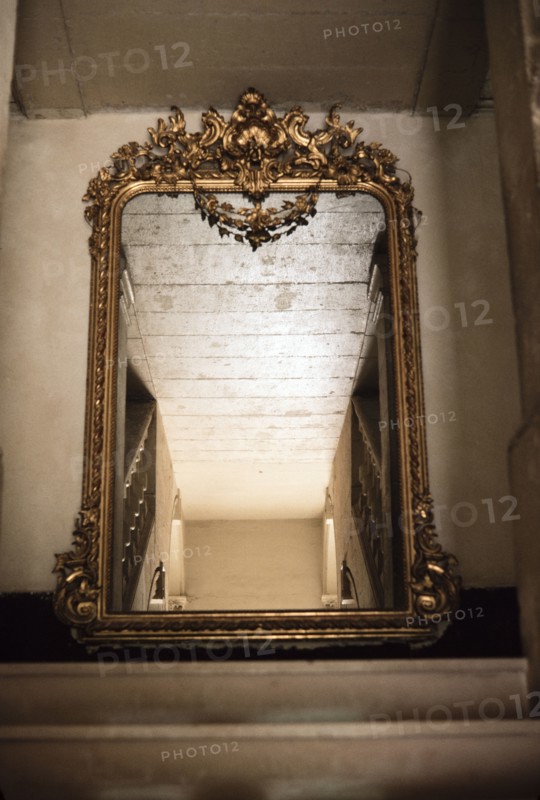 Miroir en haut d'un escalier, France