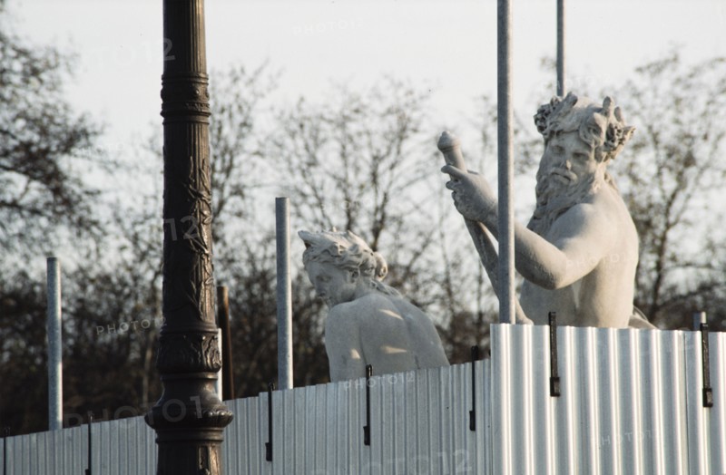 Palissade et statues, Paris