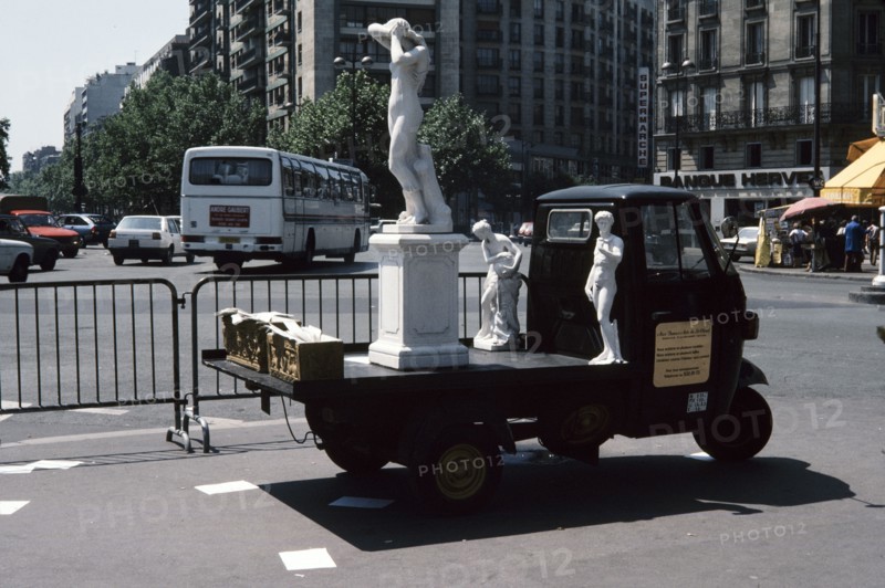 Transport de statues, Place d’Alesia, Paris
