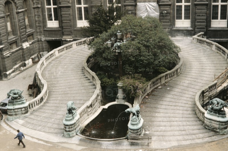 Escalier de la Cour Lefuel au musée du Louvre, Paris