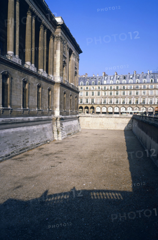 Musée du Louvre et Rue de Rivoli à Paris