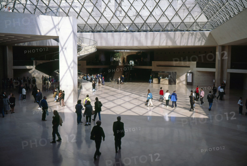 Hall d'accueil placé sous la pyramide du Musée du Louvre.