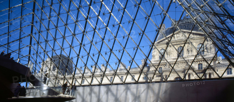 Le Pavillon Richelieu vu depuis l'intérieur de la pyramide du Musée du Louvre