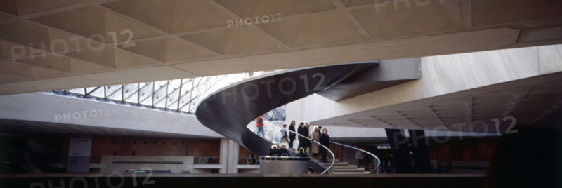 Escalier hélicoïdal placé sous la pyramide du Musée du Louvre