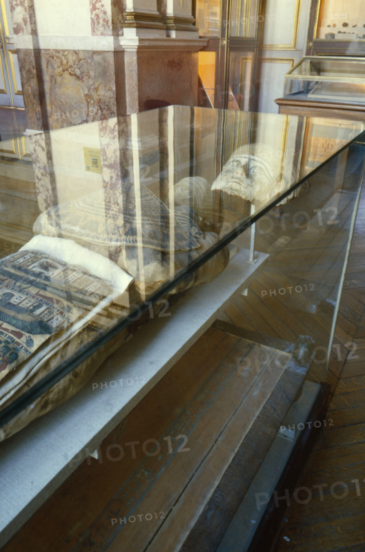 Momie dans une vitrine du Département des Antiquités Egyptiennes du Musée du Louvre