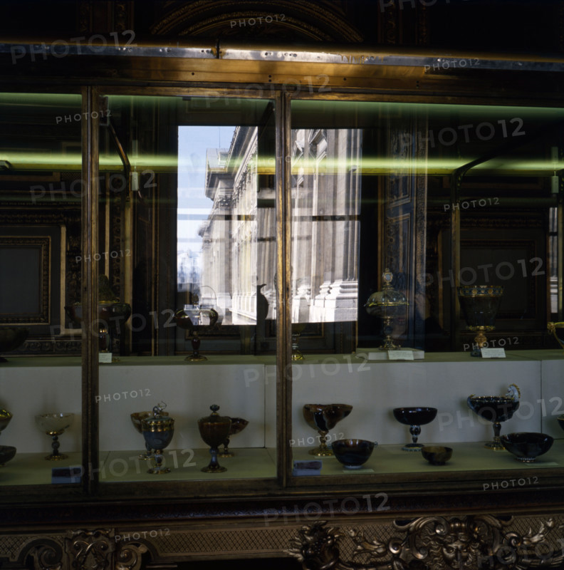 Vitrine de la Galerie d'Apollon au Musée du Louvre