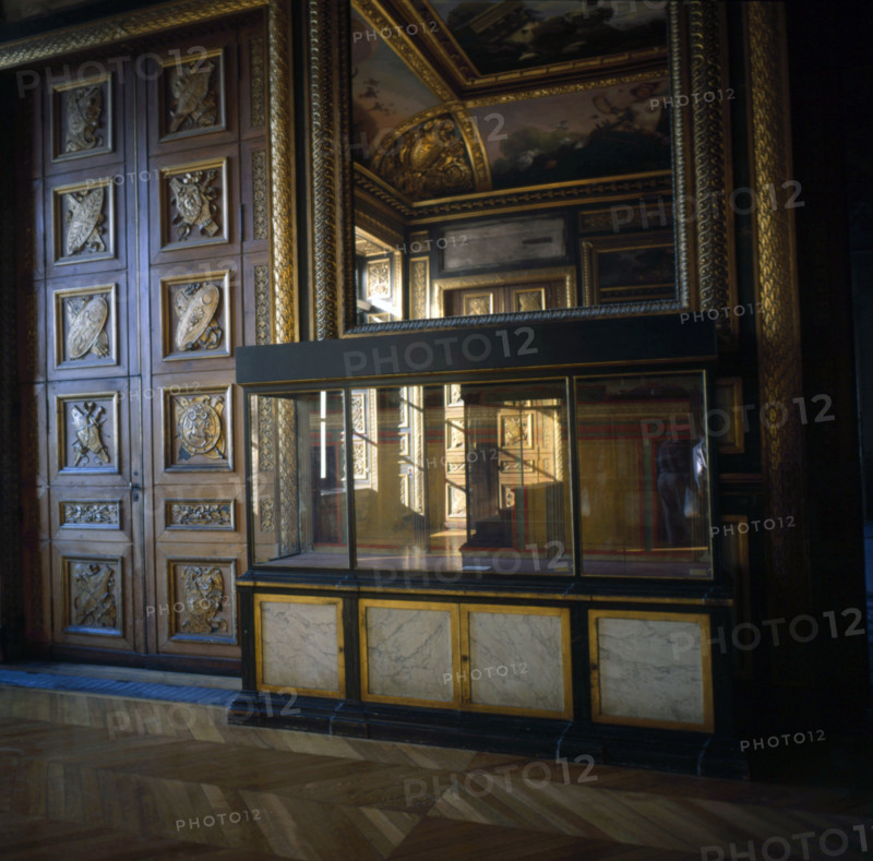 Vitrine de la Salle des Verres au Musée du Louvre