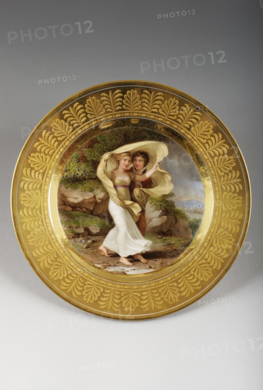 Assiette comportant une représentation de Paul et Virginie
