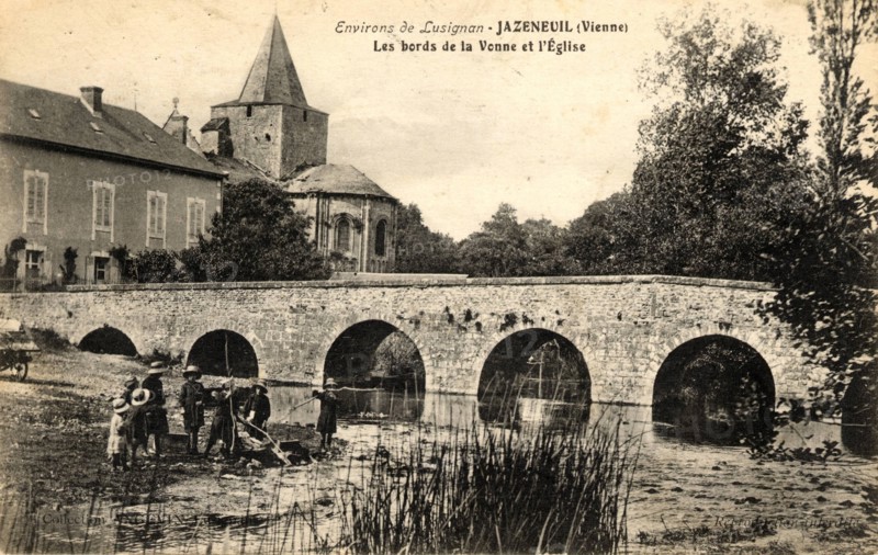 Les bords de la Vienne et l'église
Jazeneuil
