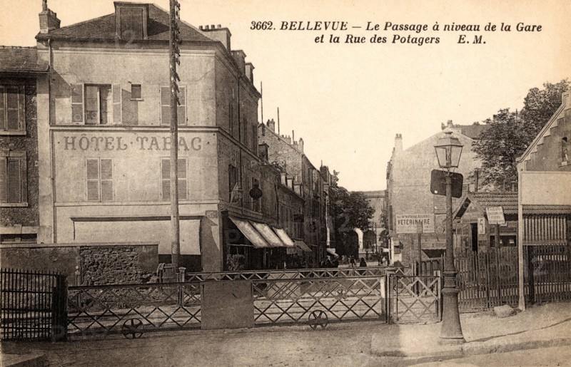 Meudon,
Level crossing