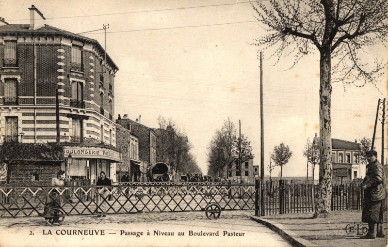 Courneuve,
Passage à niveau
