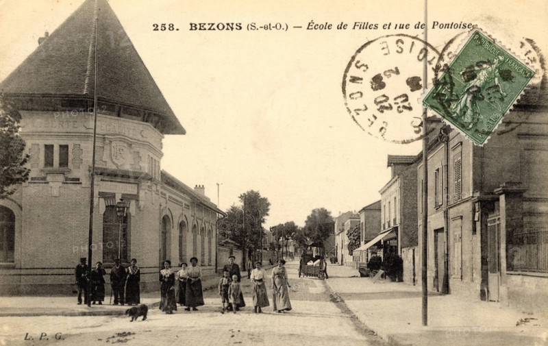 Bezons,
School
