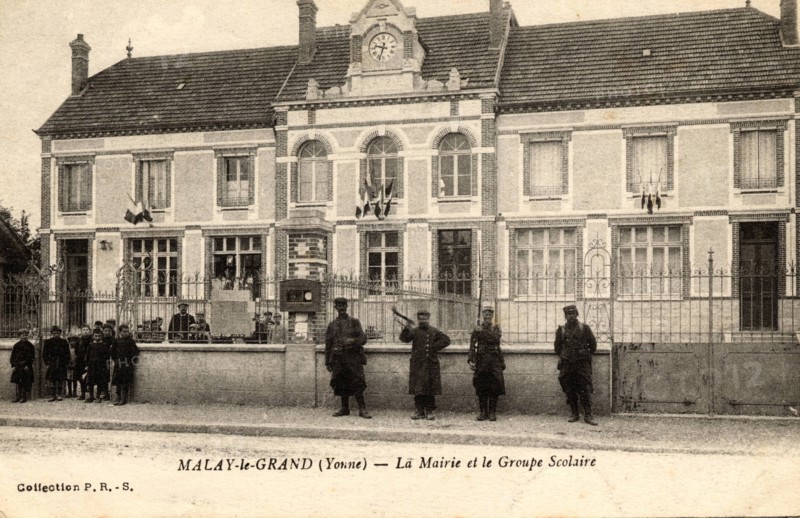Malay-le-Grand,
Town hall and school
