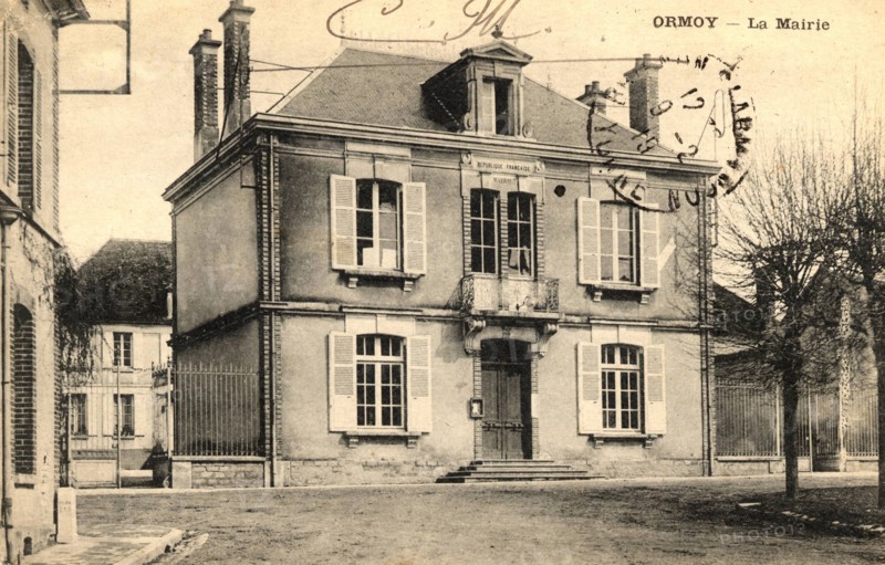 Ormoy,
Town hall