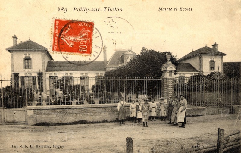 Poilly-sur-Tholon,
Town hall and school