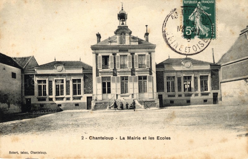 CHANTELOUP-LES-VIGNES,
Mairie et école
