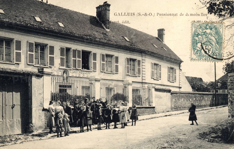 GALLUIS,
Boarding school