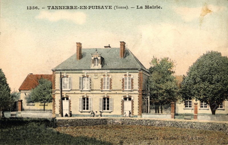 TANNERRE-EN-PUISAYE,
Town hall