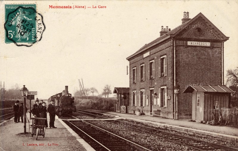 MENNESSIS. La gare.
Département : Aisne (02). 
Région : Hauts-de-France (anciennement Picardie)