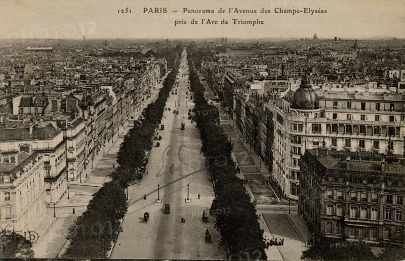 Paris, L'Avenue des Champs-Elysées depuis l'Arc de Triomphe