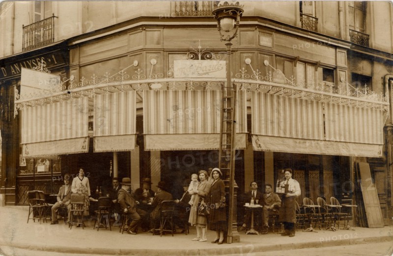 Paris, Café à l'angle de la Rue Amelot et Rue Saint-Sébastien