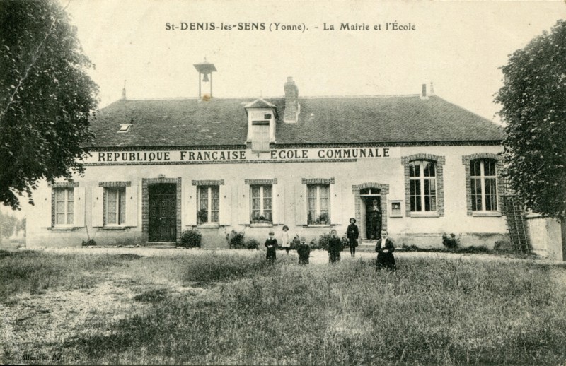 Saint-Denis-lès-Sens, la mairie et l'école communale
