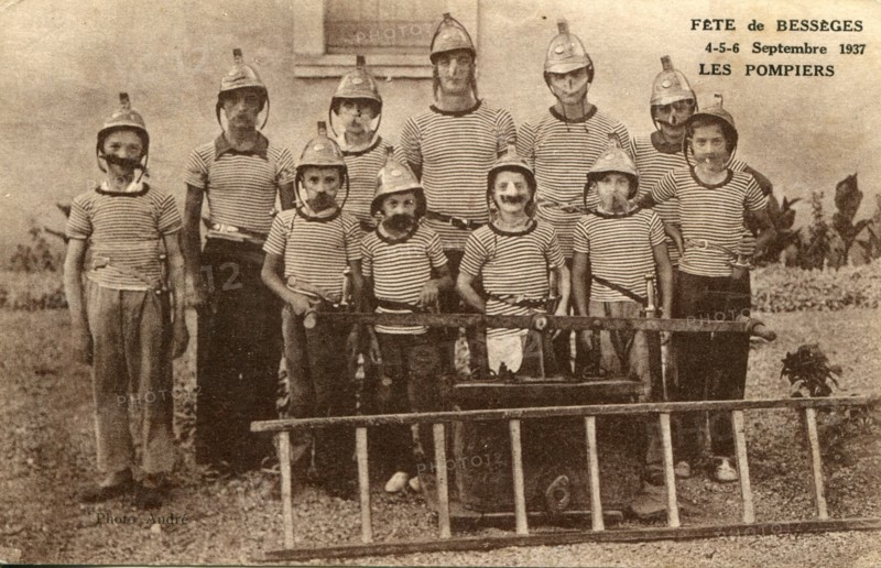 Enfants déguisés en pompiers à la Fête de Besseges