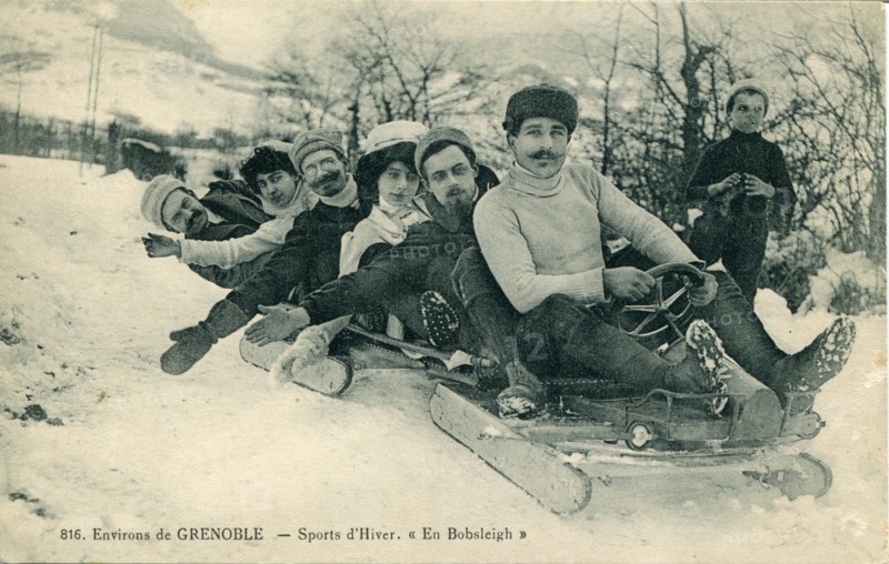Sportifs sur un bobsleigh