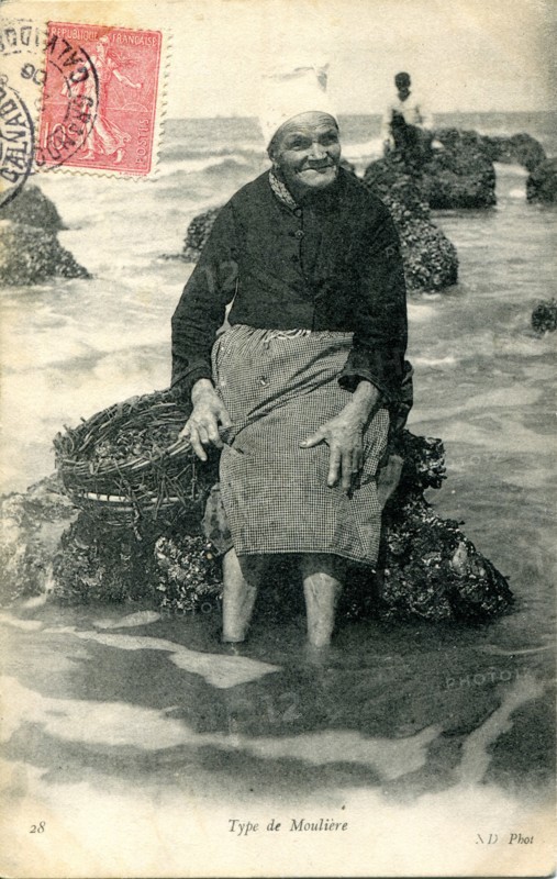 Vieille femme ramassant des moules