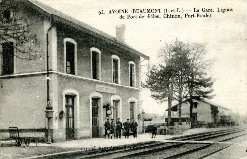 Avoine, train station