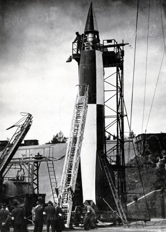 Installation d'une fusée V II expérimentale sur sa base de lancement, à Kalbshafen